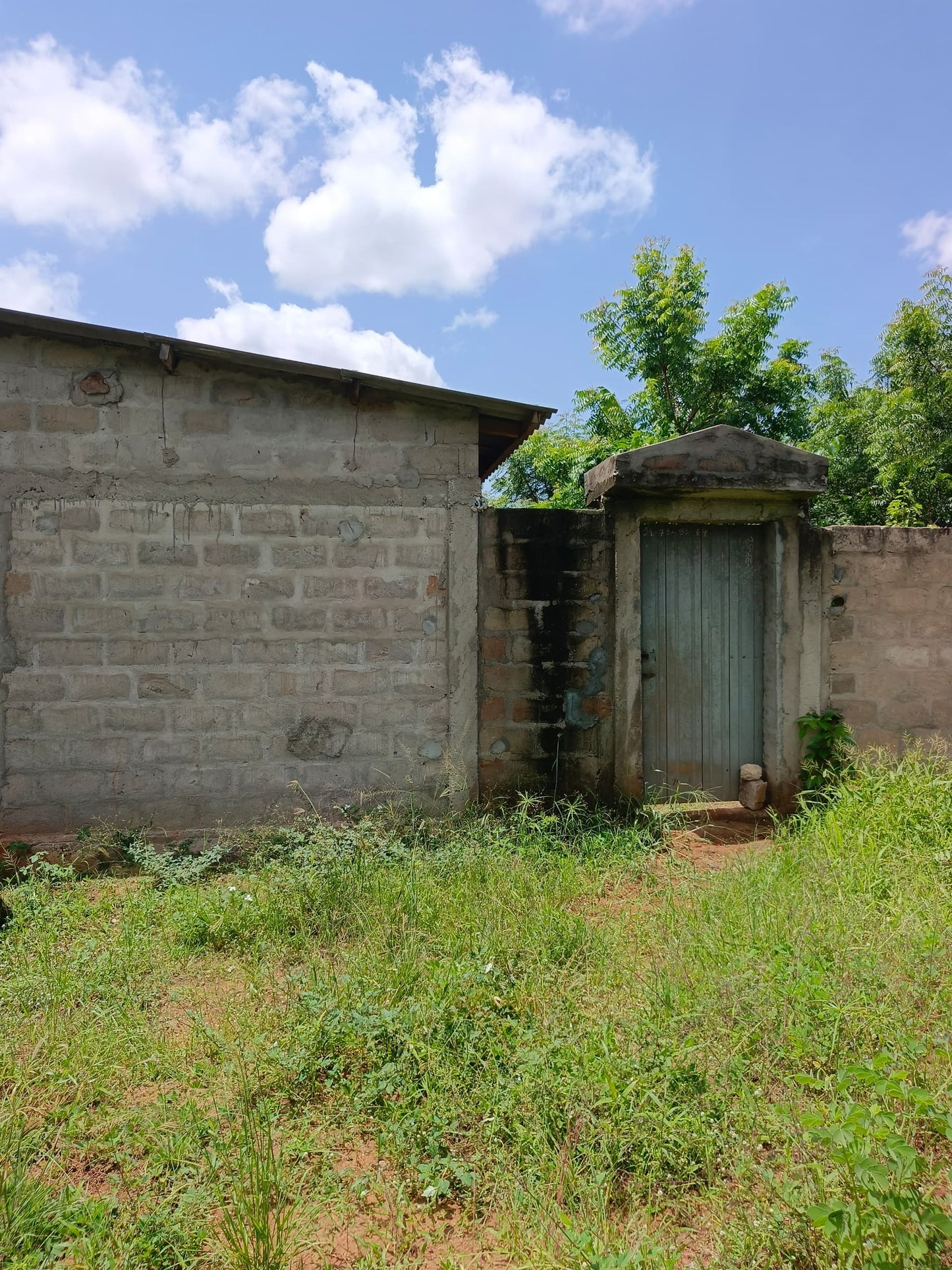 Maison inachevée de 6 pièces en vente à Akepedo avant péage d'Aképé – 14,5 millions FCFA