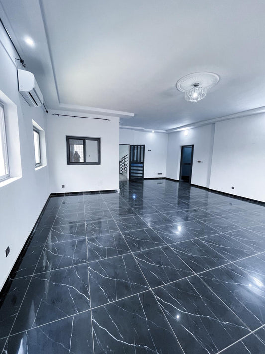 Villa duplex 3 chambres à louer à Sito Aéroport – 450000 FCFA