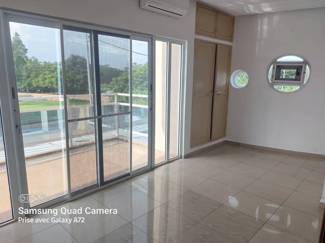 Villas jumelles duplex à vendre à la Cité Oua – 800 millions FCFA