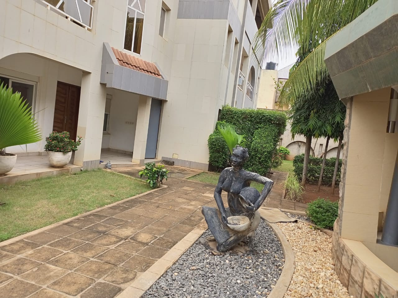 UNE VILLA À VENDRE À AGOÈ CARREFOUR BLEU - 7 PIÈCES, 200 MILLIONS FCFA