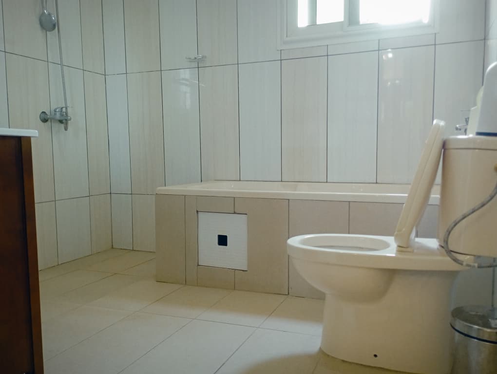 Villa R+1 en location au bord du goudron à Cacaveli – 500000 FCFA