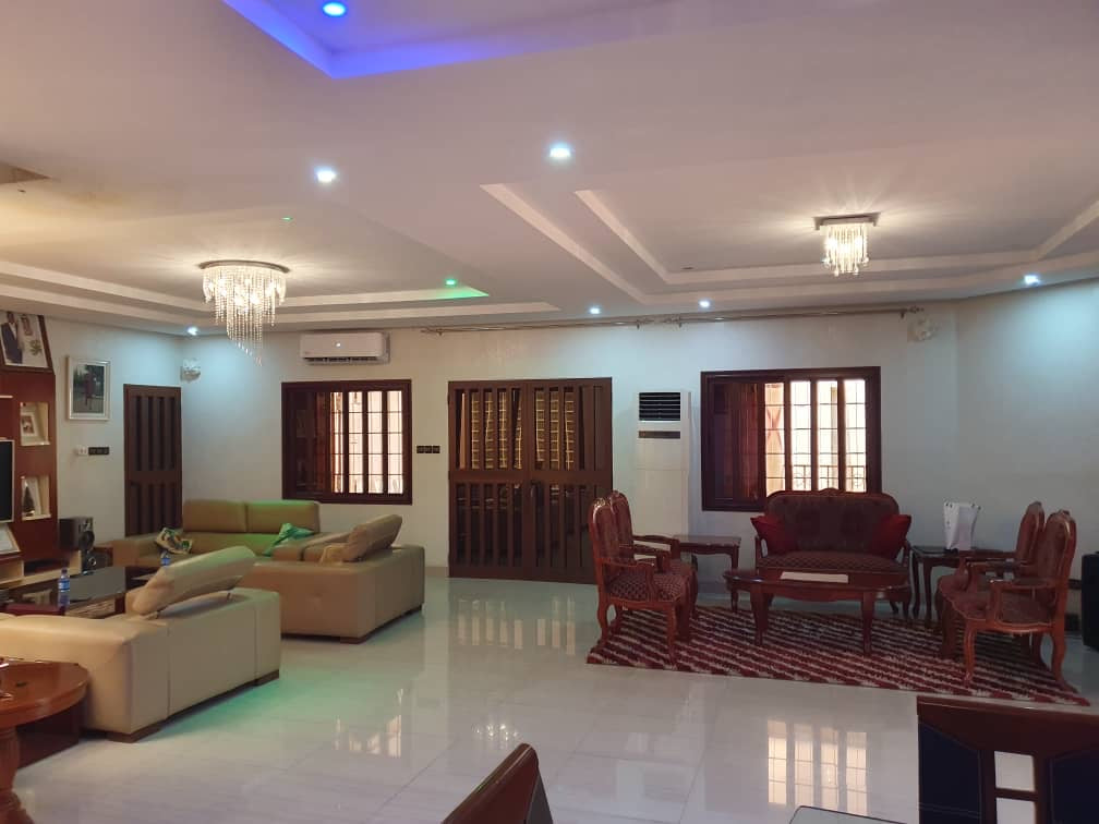 Villa meublée 5 chambres à vendre à Agoè Telessou – 400 millions FCFA