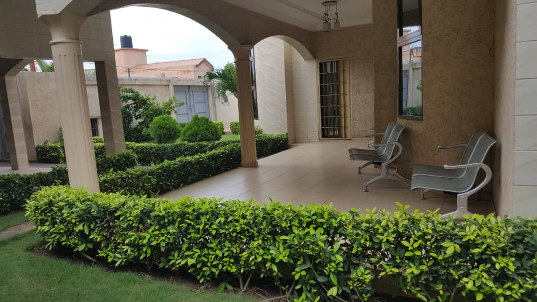 UNE VILLA À VENDRE À HEDZRANAWOÉ À 150M DU GOUDRON - 6 CHAMBRES, 2 SALONS, 6 DÉPENDANCES