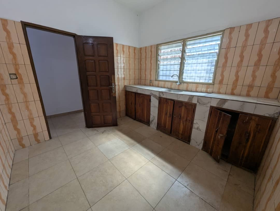 UNE VILLA À VENDRE À AVÉDJI WESSOMÉ NON LOIN DU GOUDRON - 5 PIÈCES