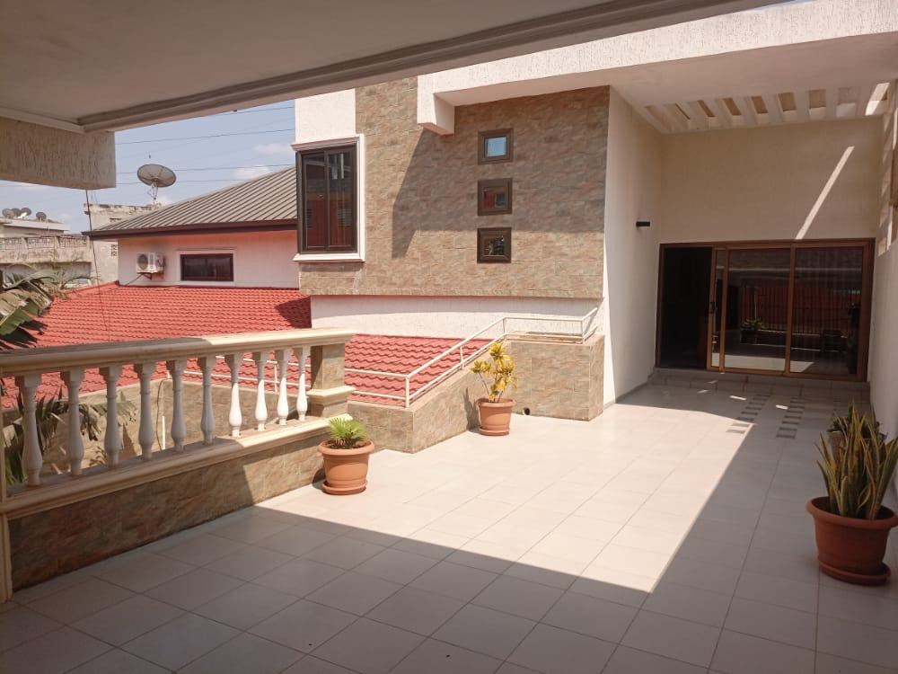 Villa duplex 5 chambres en vente à Agbalépédo – 350 millions FCFA