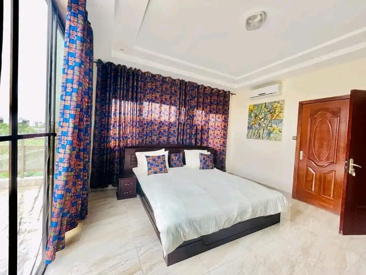 À LOUER – Villa meublée avec piscine à Zanguéra | 4 chambres | Grand jardin | 1.200.000 FCFA/mois