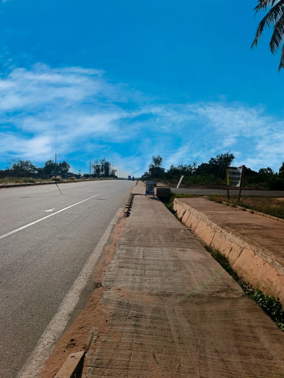 Terrain 1 lot en vente bord du goudron à Zanguera – 40 millions FCFA