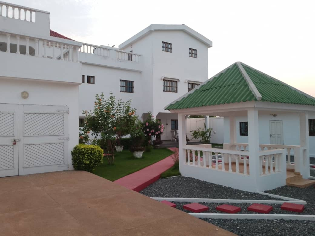 À VENDRE – VILLA DUPLEX 9 PIÈCES AVEC GRAND JARDIN À AVÉPOZO, CÔTÉ PLAGE (1 LOT)
