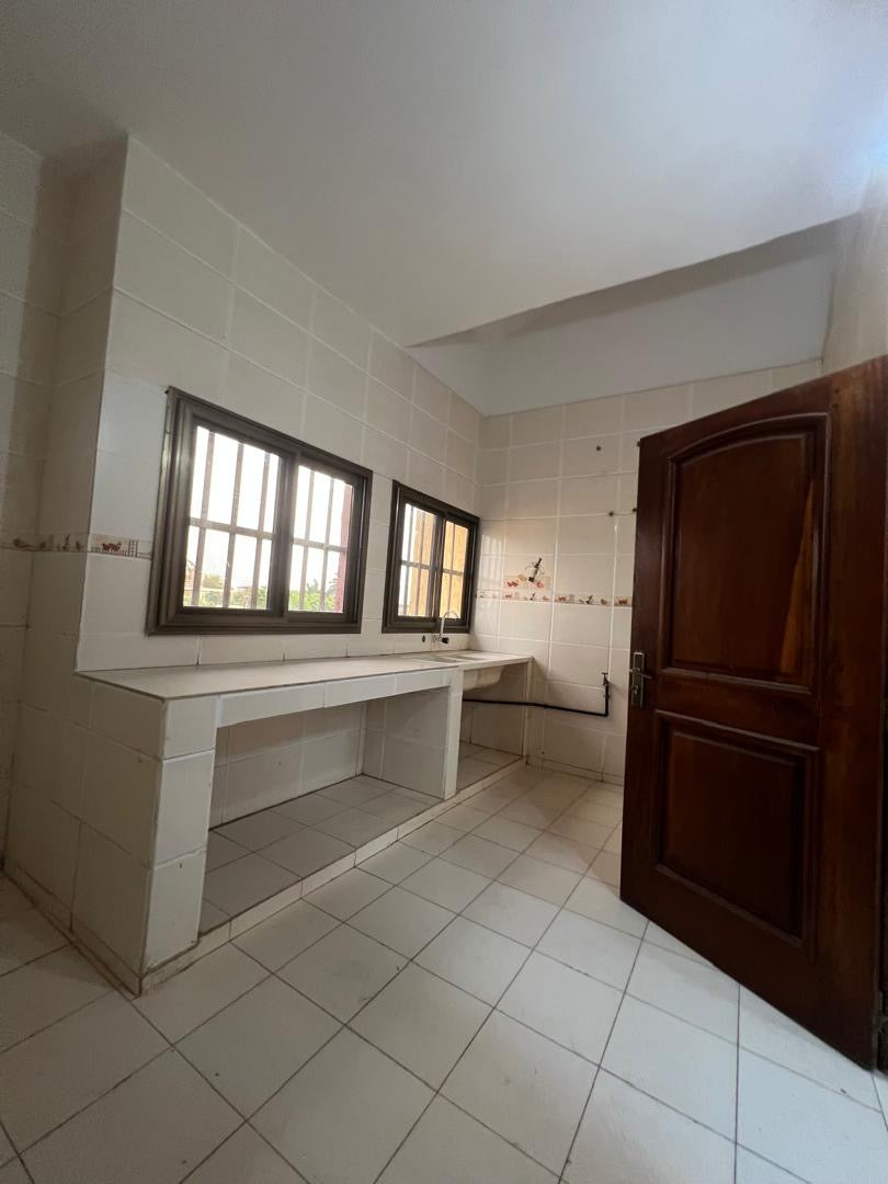 Villa R+1 de 6 chambres à louer à Tokoin – 700000 FCFA