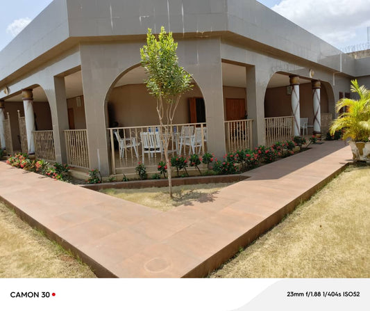 Villa 5 chambres en vente sur 1 lot et demi en angle de rue à Avedji – 300 millions FCFA