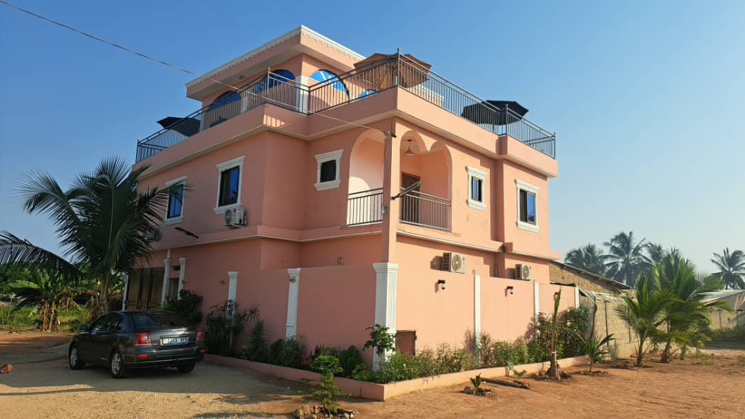 Villa 3 chambres en location meublée à Glidji – 40000 FCFA par jour
