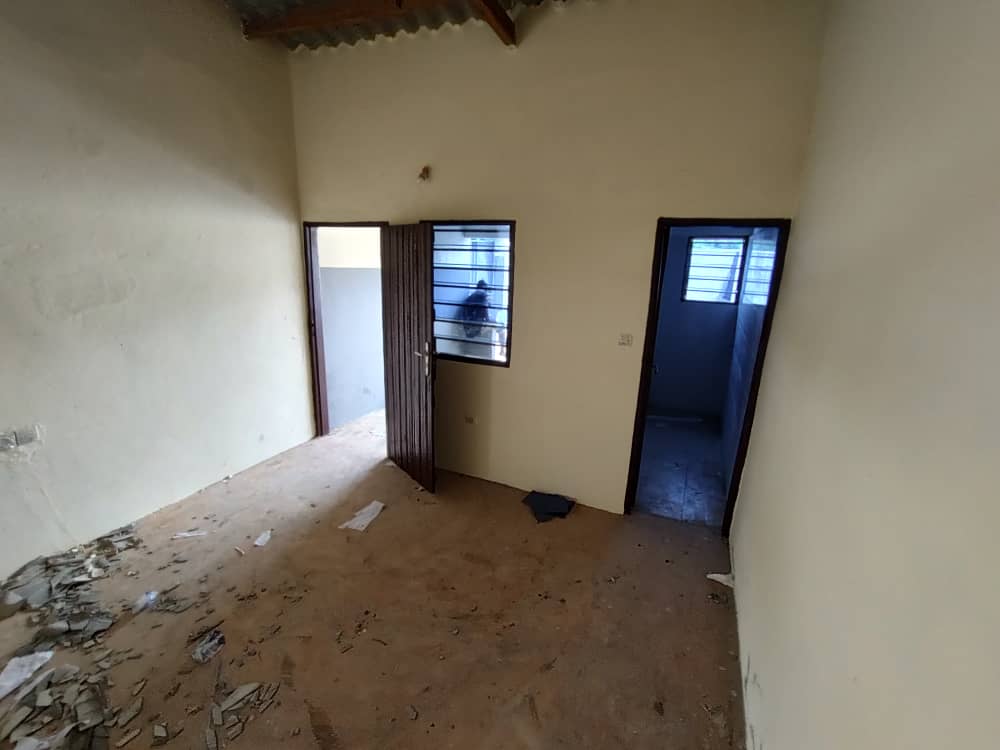 Maison 4 pièces en vente en angle de rue à Zanguera – 12 millions FCFA