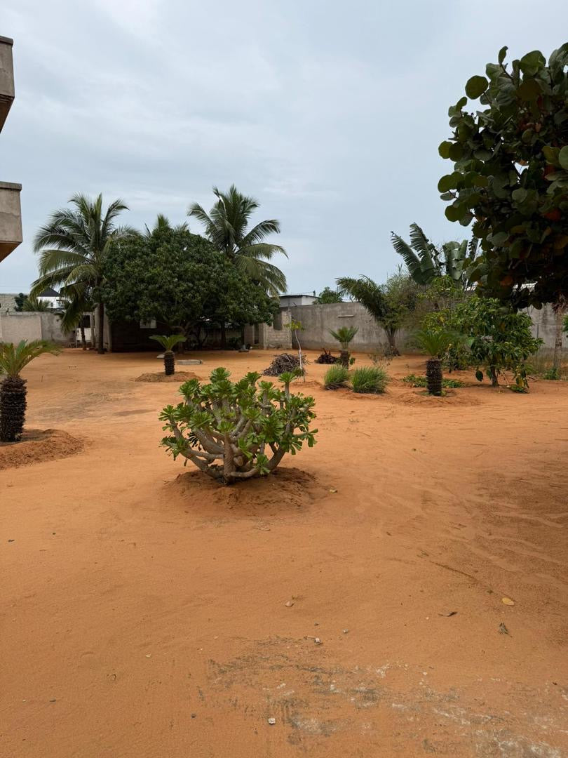 VILLA DE 8 CHAMBRES SUR 4 LOTS À VENDRE À KPOGAN