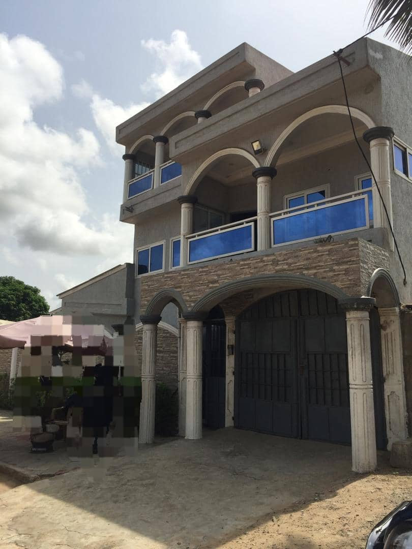 VILLA TRIPLEX 7 PIÈCES À VENDRE À AVÉPOZO CÔTÉ NON PLAGE – TITRE FONCIER