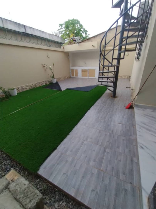 À LOUER – VILLA DUPLEX DE 6 PIÈCES | AGOÈ 2 LIONS | 700.000 F/MOIS