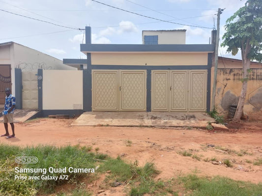 VILLA 4 PIÈCES À VENDRE À AGOÈ ASSIYEYE – DEMI LOT | TITRE FONCIER