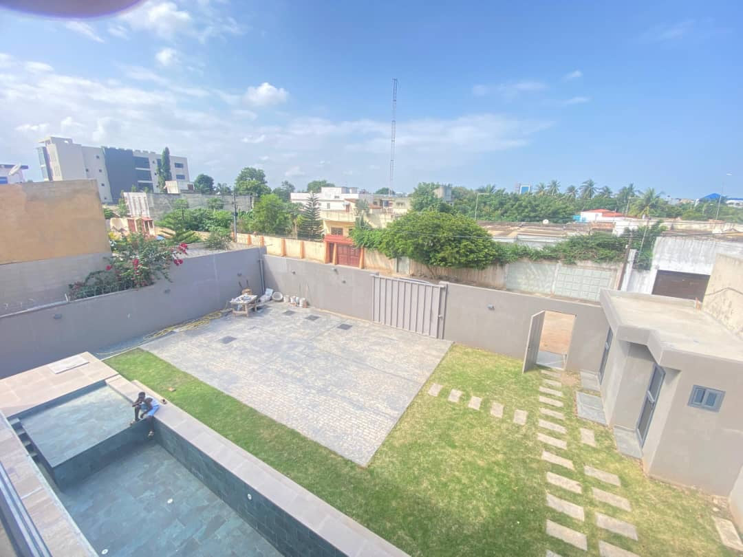 À VENDRE – Résidence 11 pièces avec piscine à Tokoin Wuiti | 1 lot | Titre foncier | 500 millions FCFA
