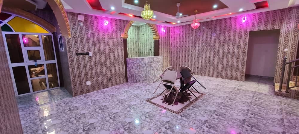 HÔTEL TRIPLEX À VENDRE À AGOÈ SOGBOSSITO – 1 Lot | TITRE FONCIER