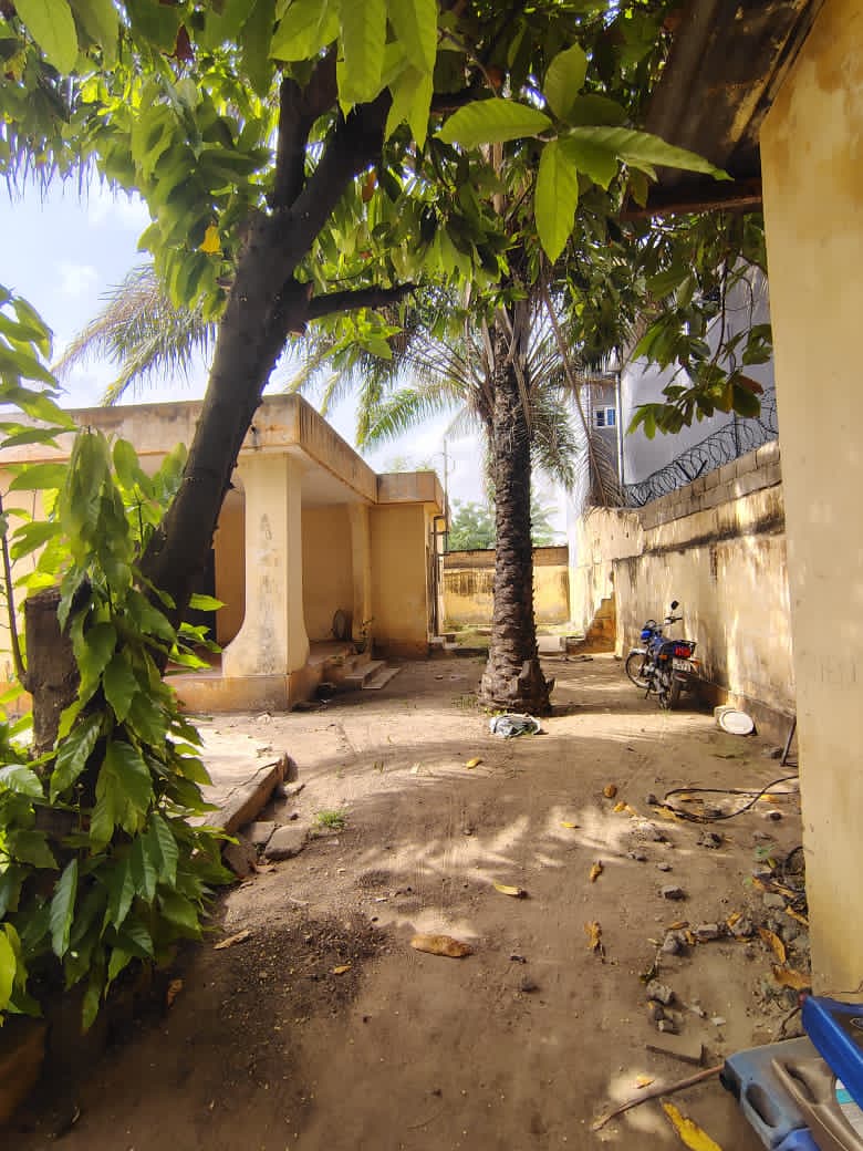 Lot avec construction de 4 chambres à vendre à Agbalepedo – 55.000.000 FCFA