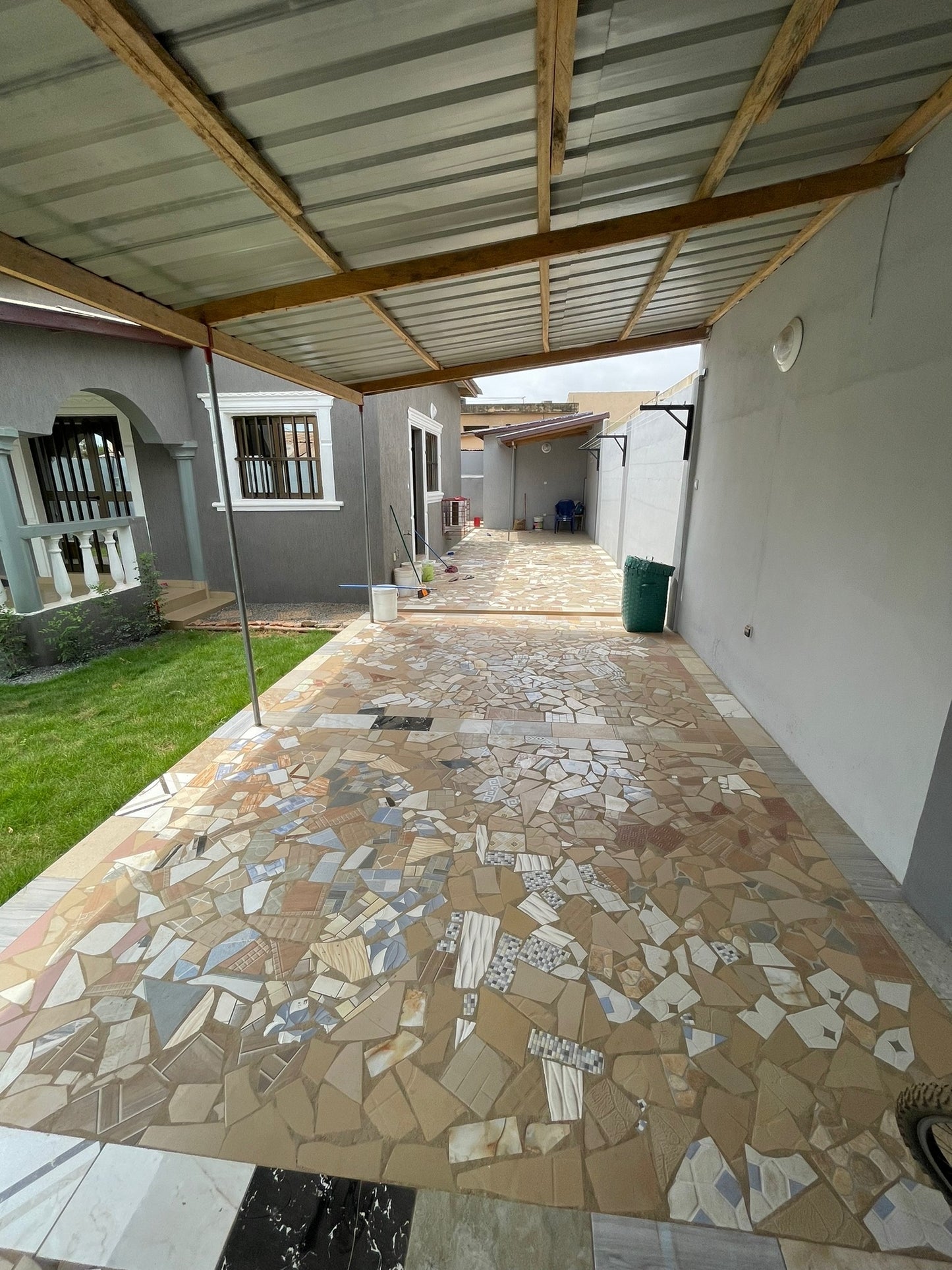 À LOUER – VILLA MEUBLÉE DE 4 PIÈCES AVEC JARDIN À AGOÈ CACAVELI – 500.000F CFA/MOIS