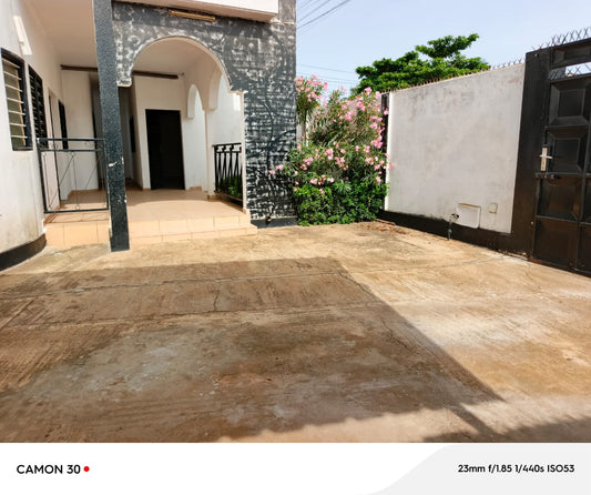 Villa basse 3 chambres en vente en angle de rue à Agoè Cacaveli – 70 millions FCFA