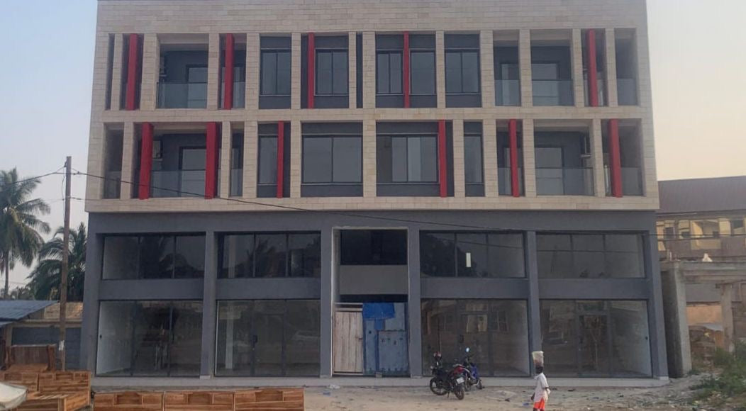 IMMEUBLE DE 14 UNITÉS À VENDRE AU BORD DU GOUDRON À ZANGUÉRA