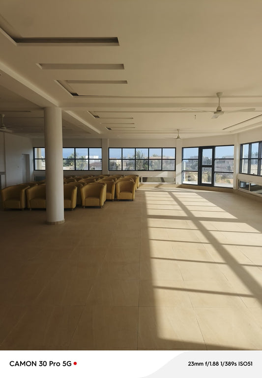 À VENDRE UN RESTAURANT TOUT EN BAIES VITRÉES BÂTI SUR UN LOT EN ANGLE DE RUE À 50M DU GOUDRON AVEC VUE SUR LA MER À BAGUIDA - 3 NIVEAUX, 6 TOILETTES, 2 BARS