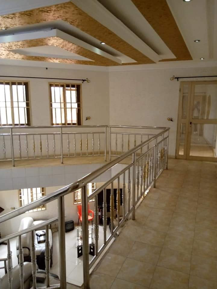 VILLA DUPLEX 15 PIÈCES À VENDRE À ADETIKOPÉ – 1 KM DU GOUDRON | CERTIFICAT ADMINISTRATIFi