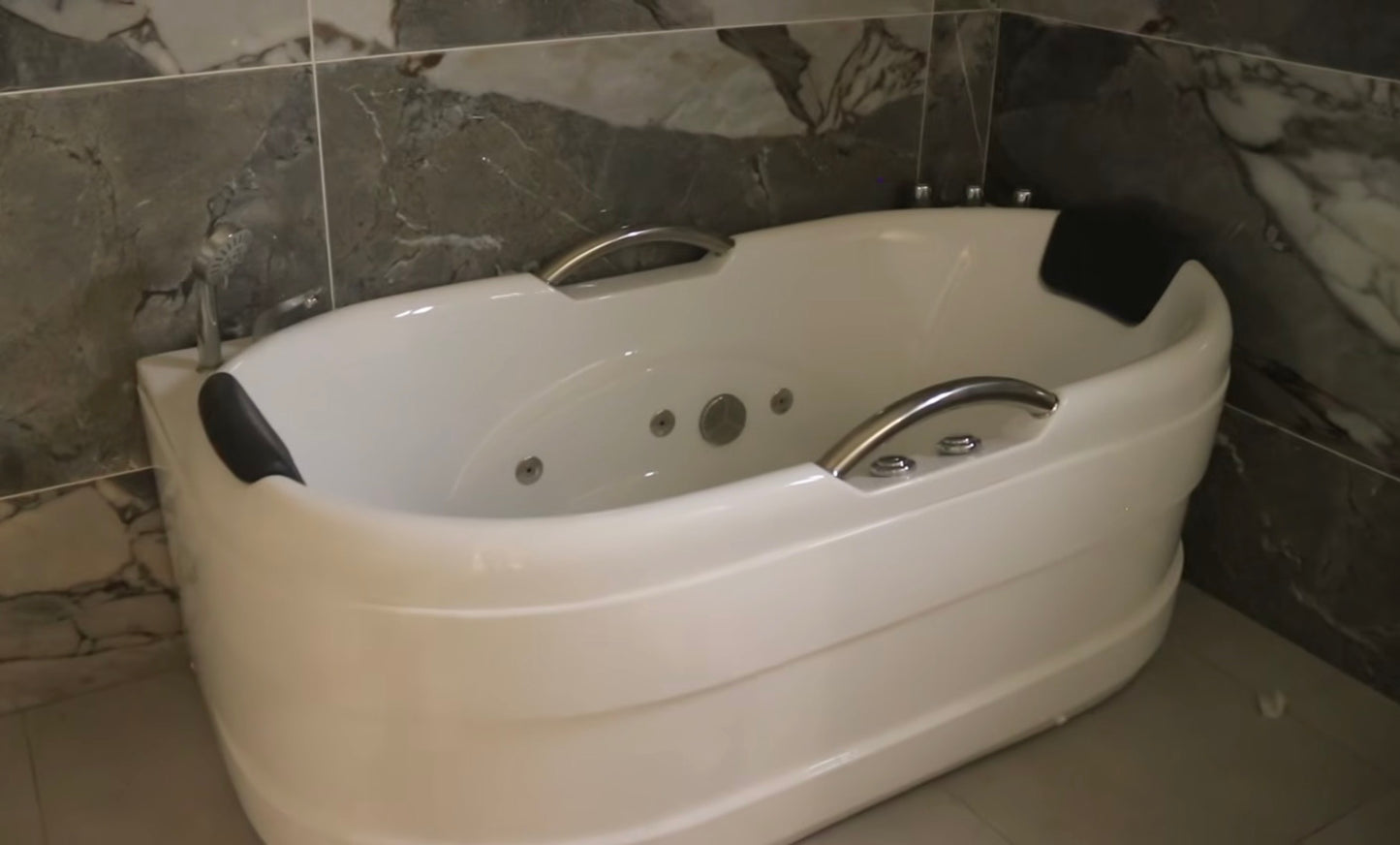 Villa 7 chambres avec piscine et jardin en vente à Kégué – 300 millions FCFA