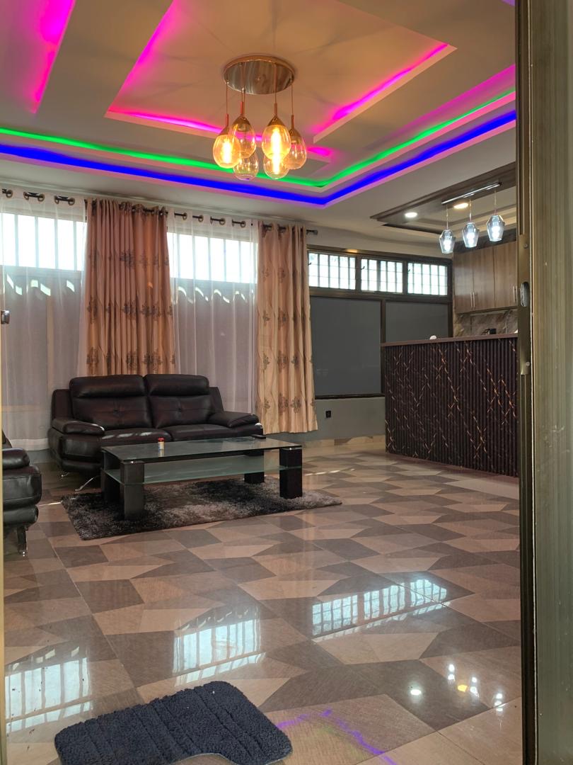 UNE MINI VILLA À VENDRE – À CÔTÉ DE L’HÔTEL DE L’AÉROPORT DE LOMÉ (ANGLE DE RUE)