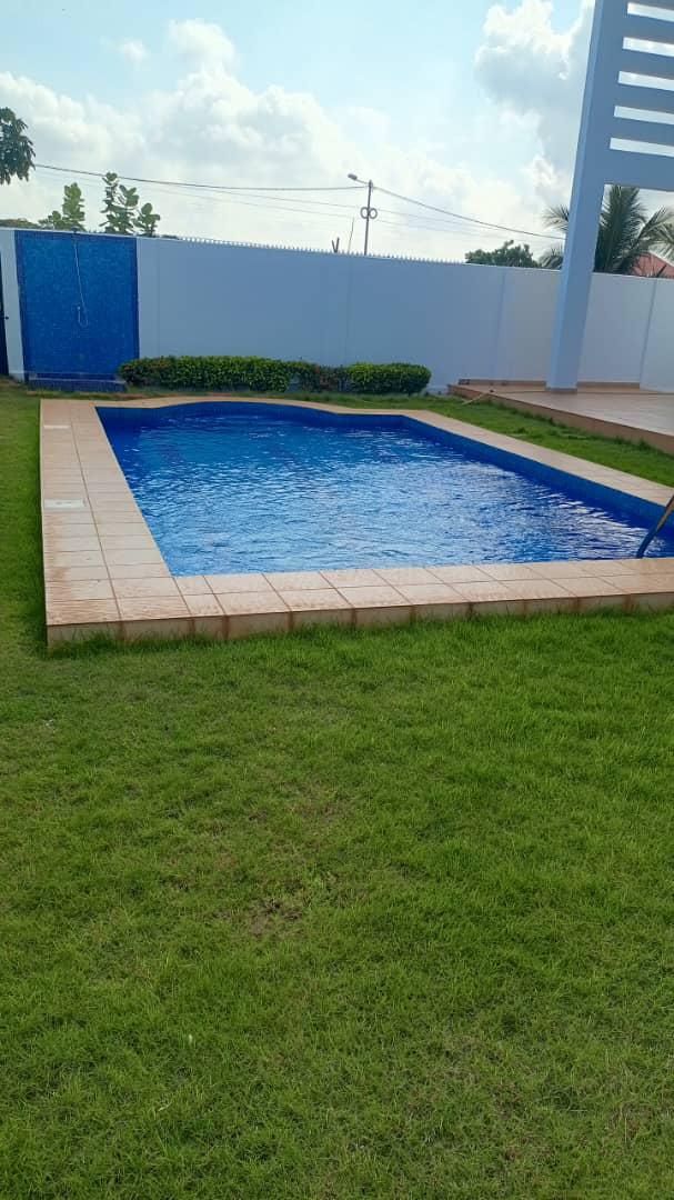 À LOUER – Villa 6 pièces avec piscine à Hedzranawoé Tigamé | 1,5 million FCFA/mois