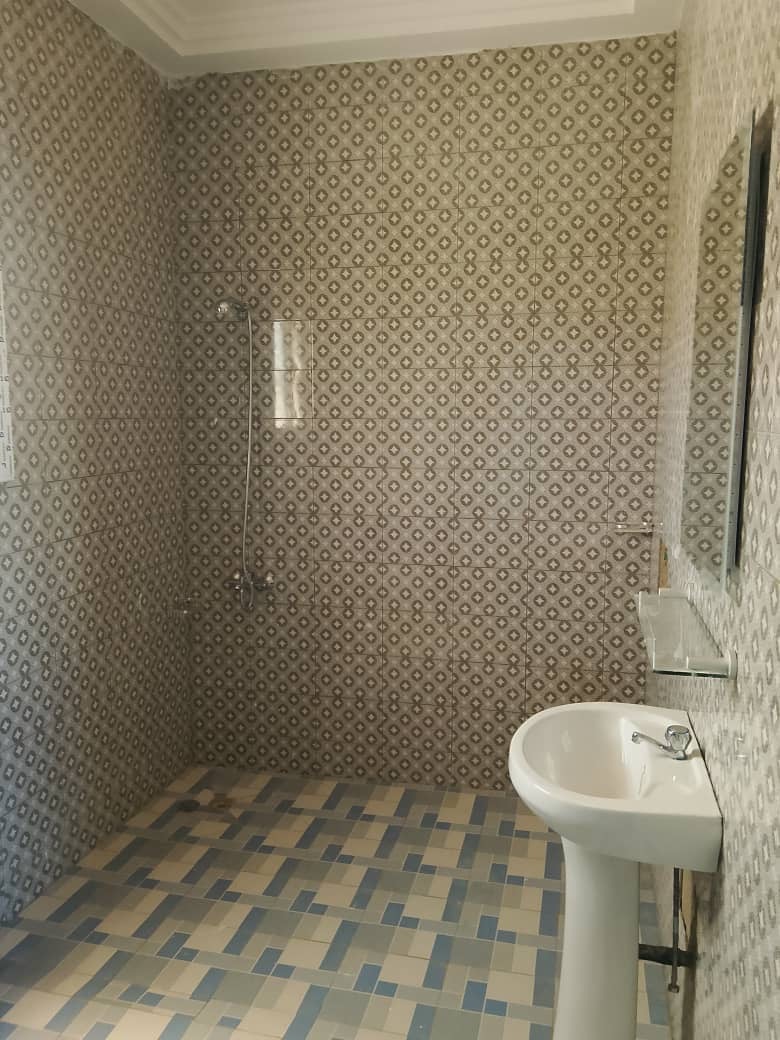 UNE VILLA À VENDRE ET EN LOCATION À ADÉTIKOPÉ - 04 CHAMBRES, 01 SALON, 01 CUISINE