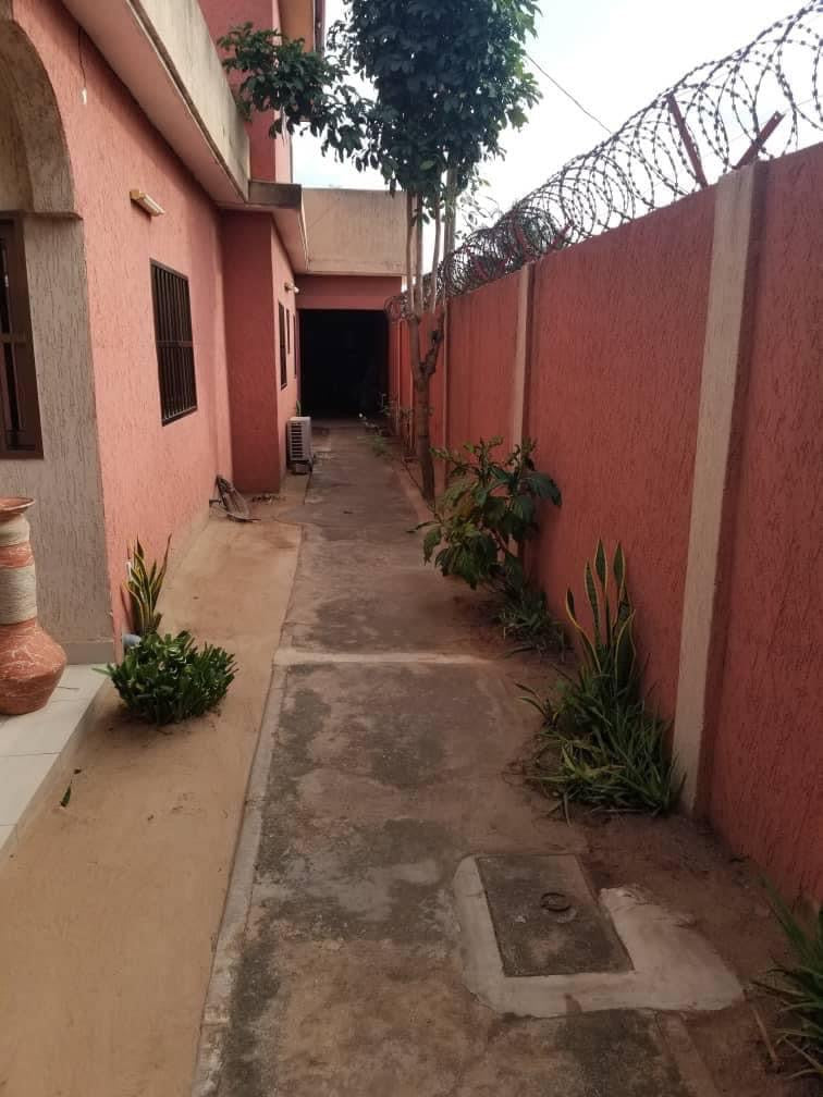 VILLA DUPLEX 8 PIÈCES À VENDRE À HEDZRANAWOÉ – 352 m² | TITRE FONCIER GLOBAL