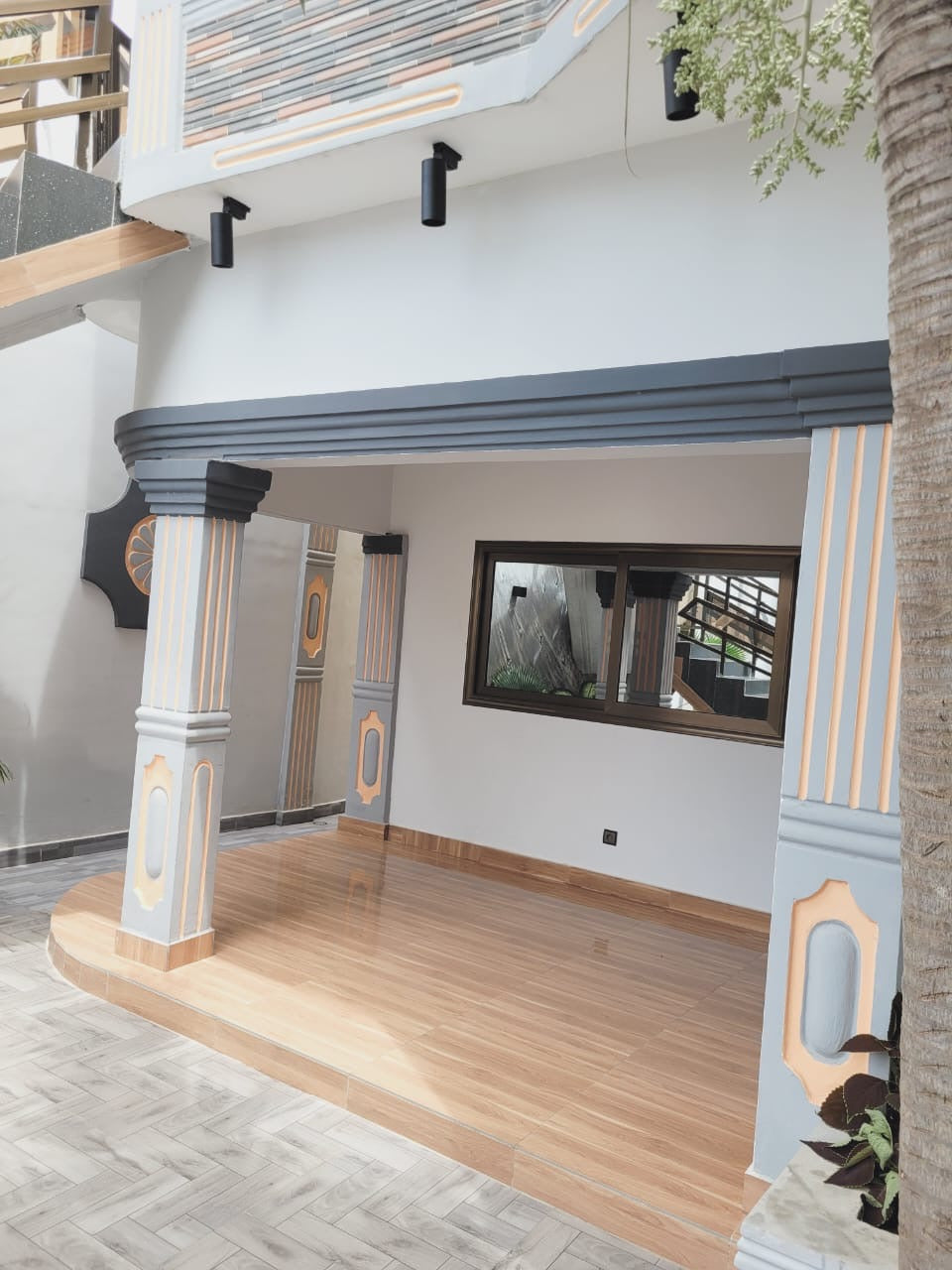 À LOUER : VILLA DUPLEX DE 9 PIÈCES À ADIDOGOMÉ – 700.000F/MOIS