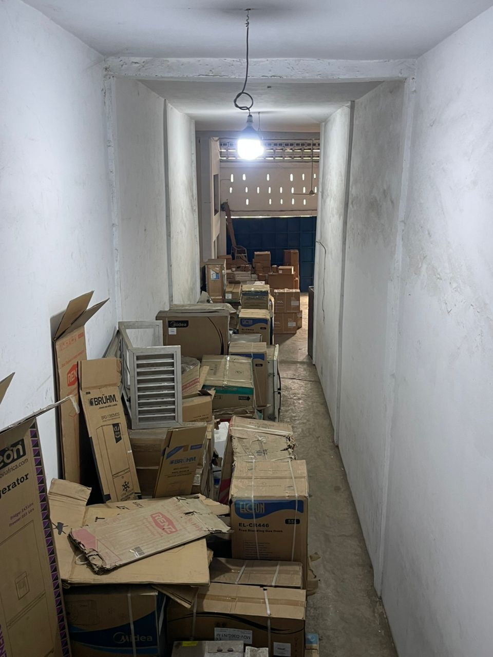 GRAND ENTREPOT À VENDRE À COLOMBE DE LA PAIX – LOMÉ CENTRE – 600 M² – BORDURE DE ROUTE – TITRE FONCIER DISPONIBLE