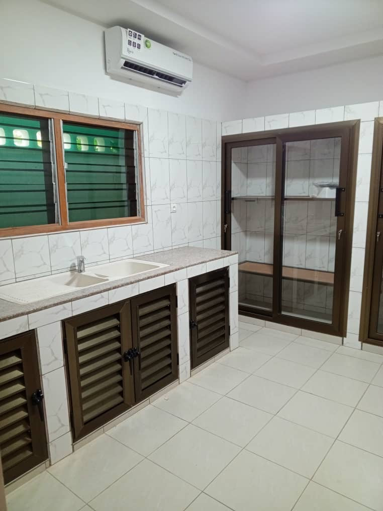 UNE VILLA À VENDRE À ADIDOGOMÉ WOGNOME À 250M DU GOUDRON - 3 CHAMBRES, 1 SALON, GARAGE