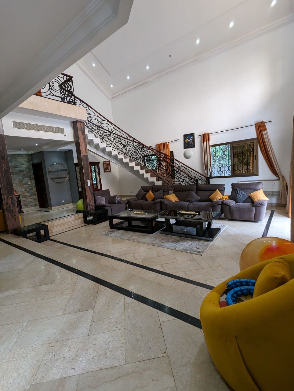 À LOUER : MAISON DE 12 CHAMBRES AVEC PISCINE À DJIDJOLÉ – 2.500.000F/MOIS