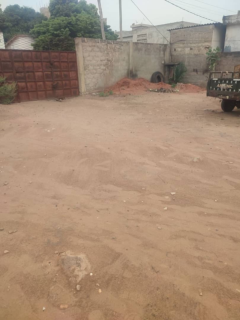 À VENDRE : 1 LOT CLÔTURÉ À ADIDOADIN – EMPLACEMENT PREMIUM