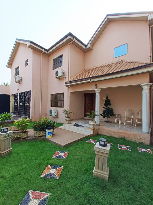 À LOUER – VILLA MEUBLÉE 6 PIÈCES (5 CHAMBRES, 1 SALON) EN MARBRE À ADIDOGOMÉ APÉDOKOÈ GBOMAMÉ