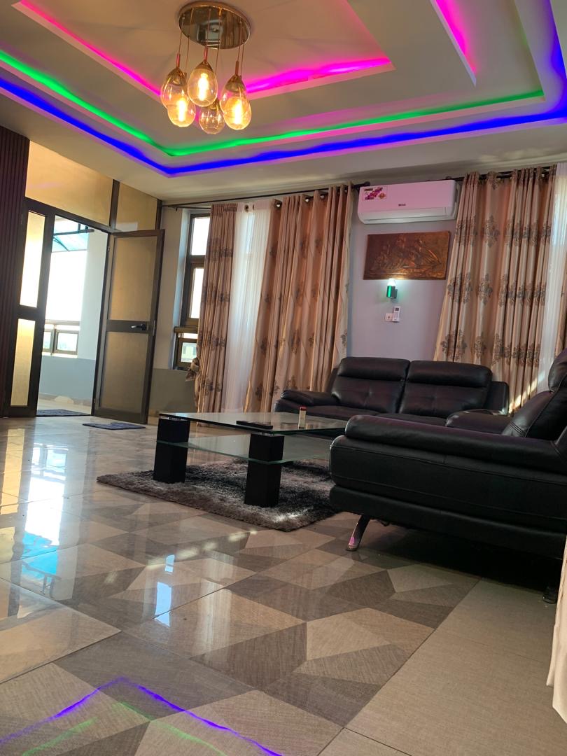 UNE MINI VILLA À VENDRE – À CÔTÉ DE L’HÔTEL DE L’AÉROPORT DE LOMÉ (ANGLE DE RUE)