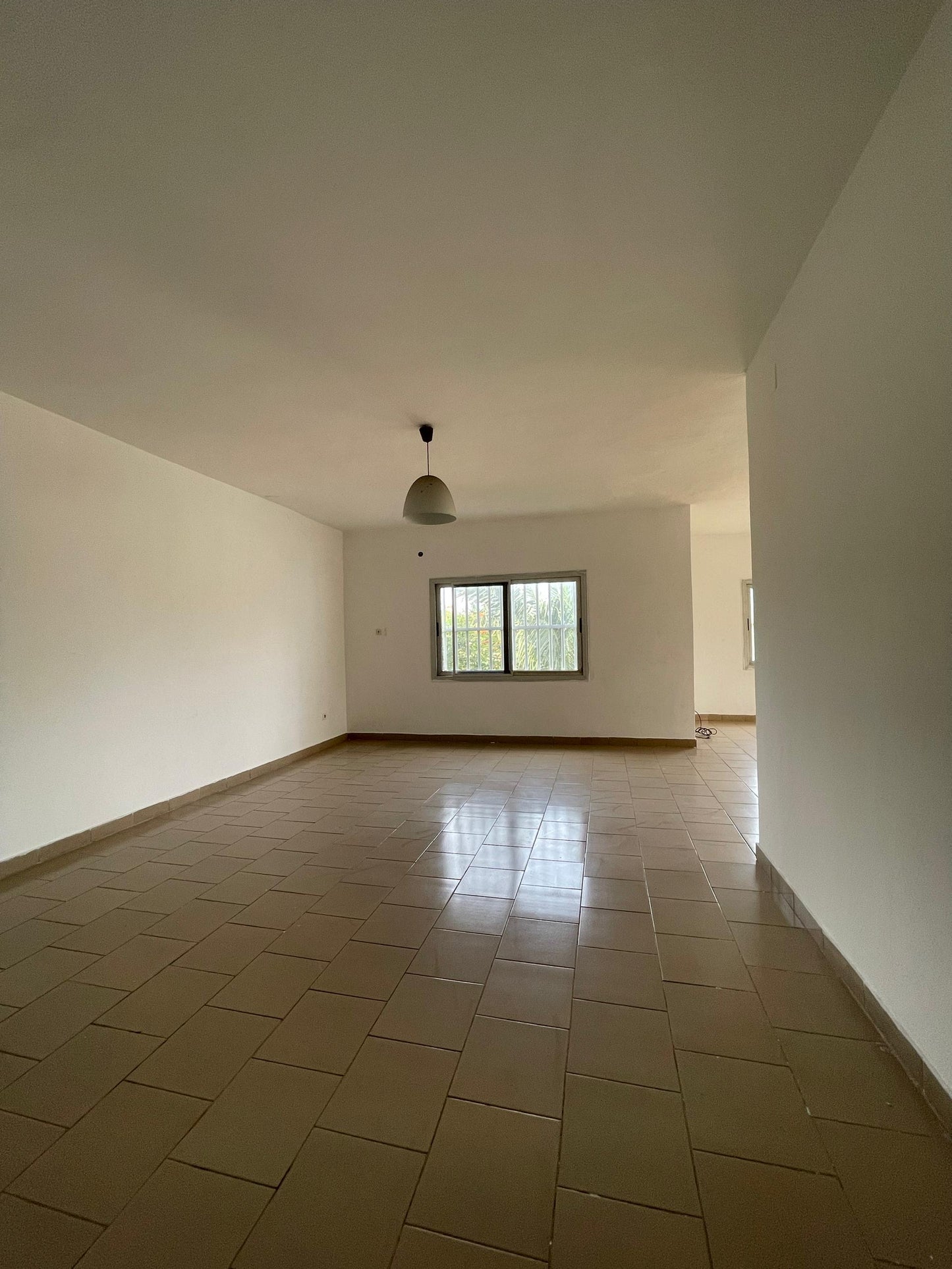 À LOUER – Villa duplex à Kodjoviakopé | 5 chambres, 2 salons, jardin, garage | 600.000 FCFA/mois
