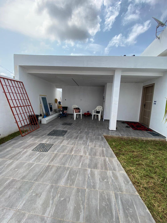 À VENDRE – Villa moderne à Zanguéra Afiaedgnigban | 3 chambres | 1/4 lot | 26 millions FCFA