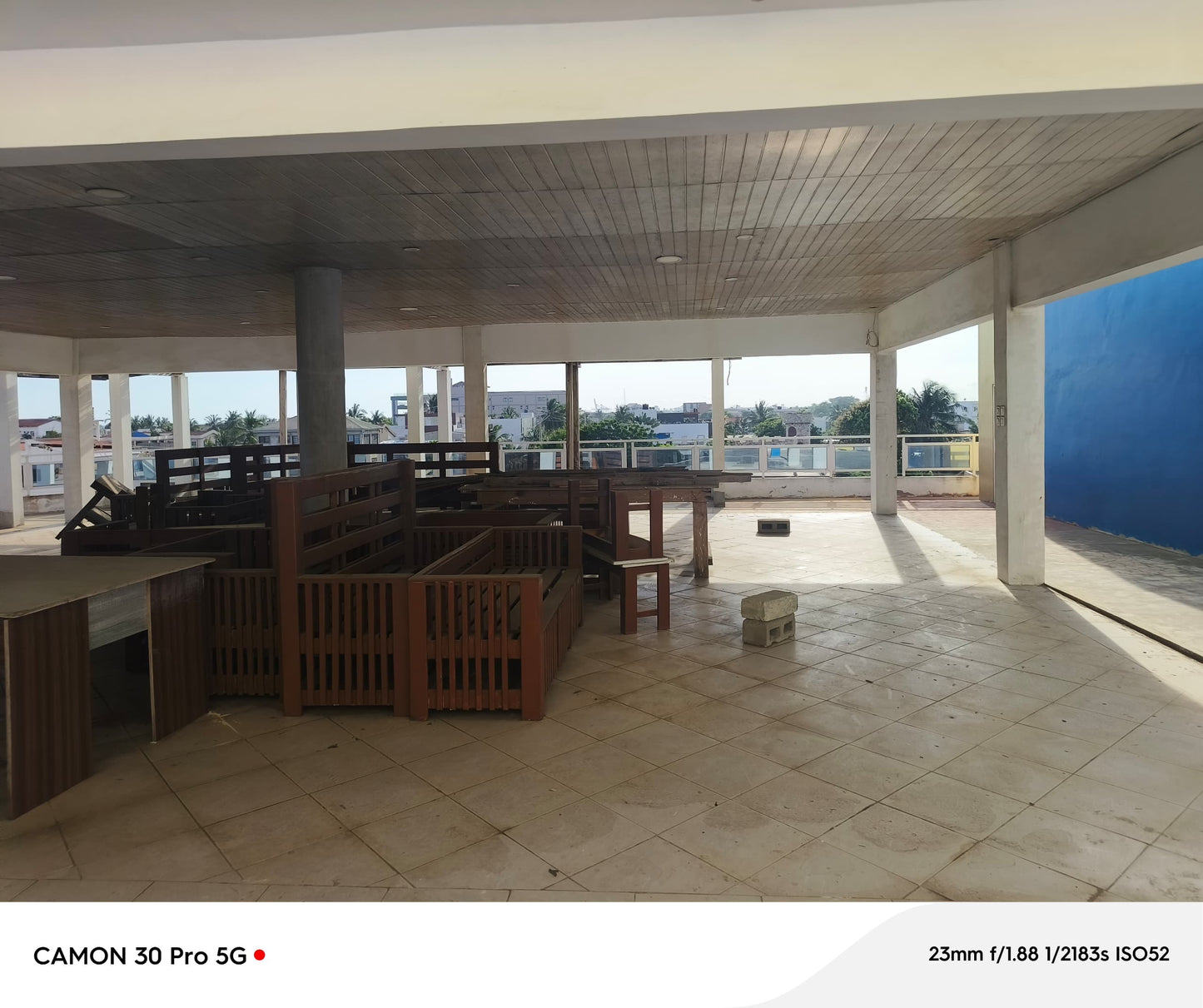 À VENDRE UN RESTAURANT TOUT EN BAIES VITRÉES BÂTI SUR UN LOT EN ANGLE DE RUE À 50M DU GOUDRON AVEC VUE SUR LA MER À BAGUIDA - 3 NIVEAUX, 6 TOILETTES, 2 BARS