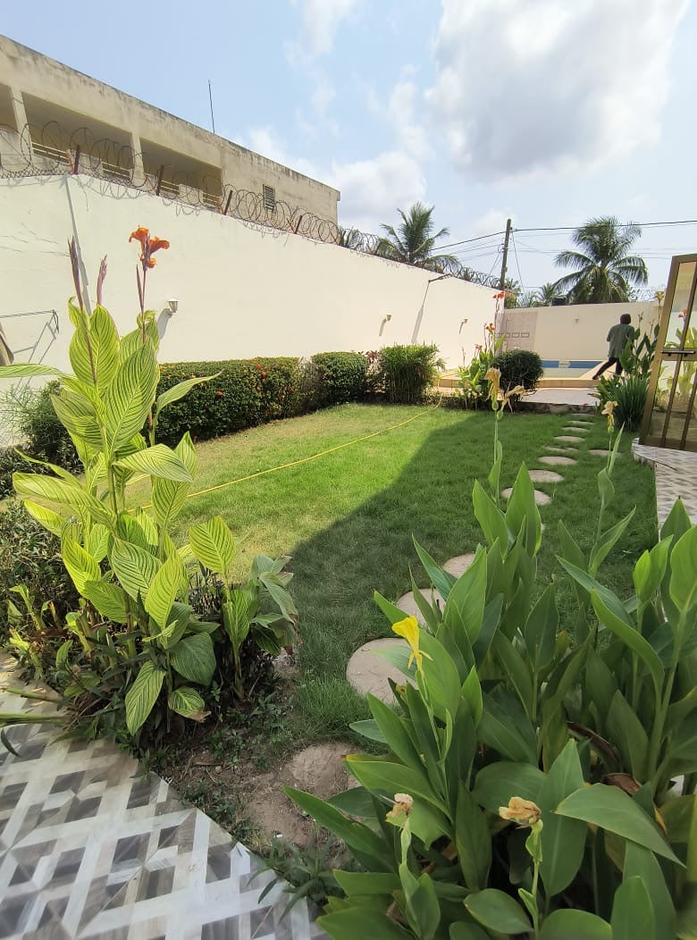 Villa 5 chambres meublée avec piscine à louer à Avenou – 1.200.000 FCFA par mois