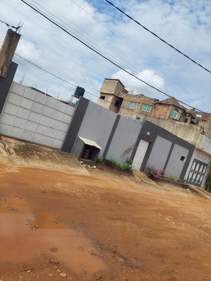 Villa avec 2 chambres salon et 2× chambre salon inachevés en vente à Cacaveli (Ecole Mariam) – 75 millions FCFA