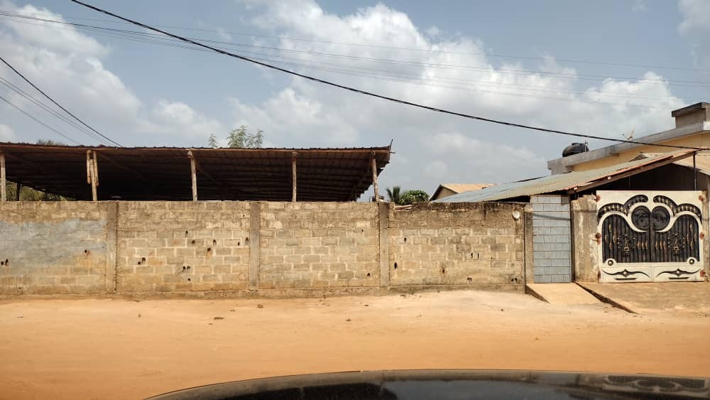 TERRAIN CLÔTURÉ À VENDRE À AGOÈ LÉGBASSITO – ANGLE RUE