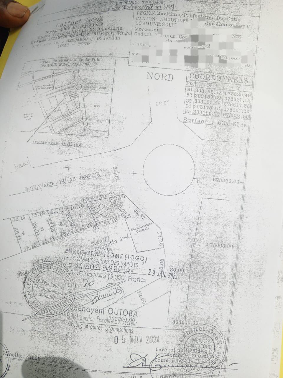 Terrain de 300 m² en vente au rond-point feu rouge du Commissariat Central – 300 millions FCFA