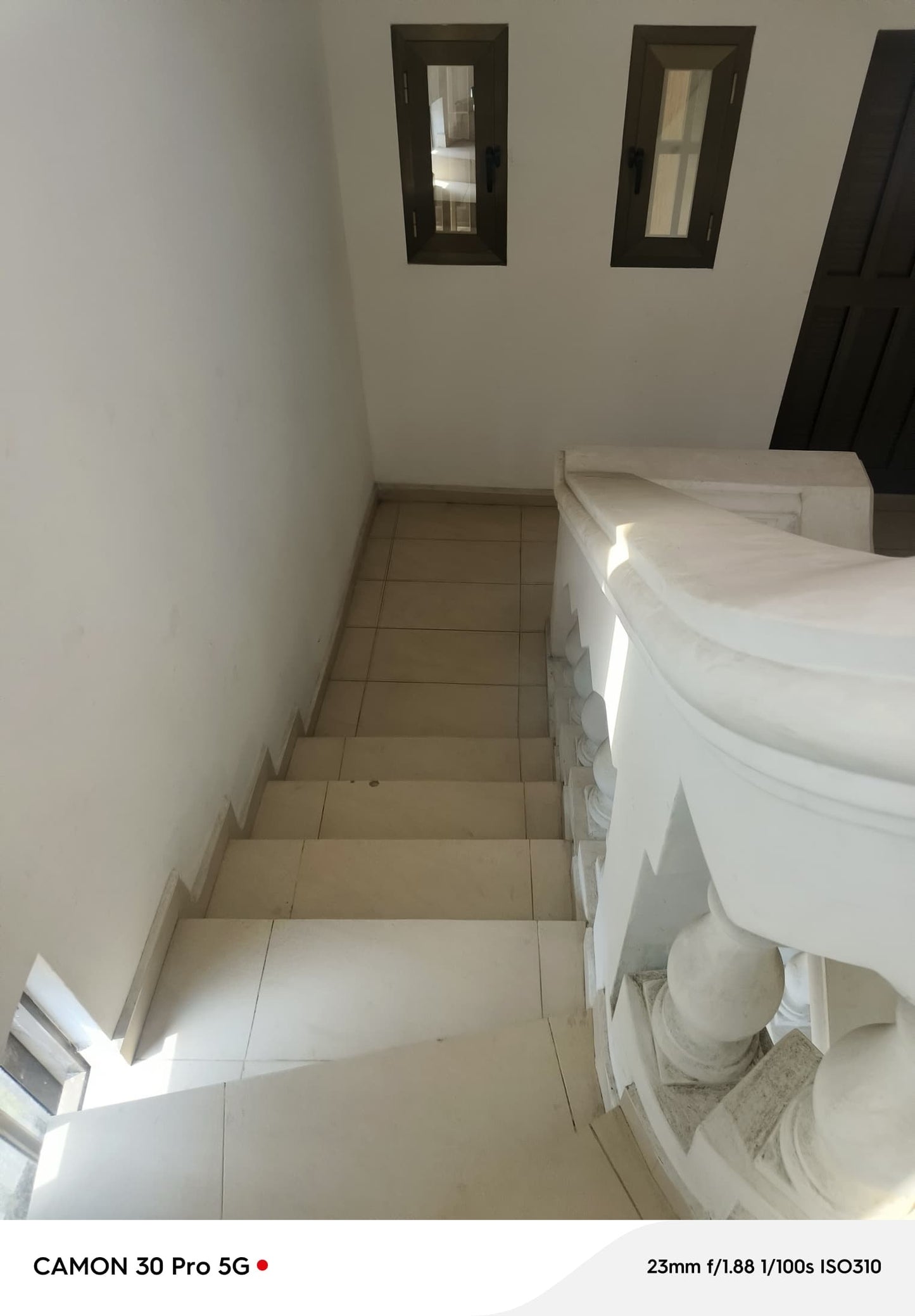RÉSIDENCE 11 PIÈCES À VENDRE À NYÉKONAKPOÈ – 900 m² | TITRE FONCIER