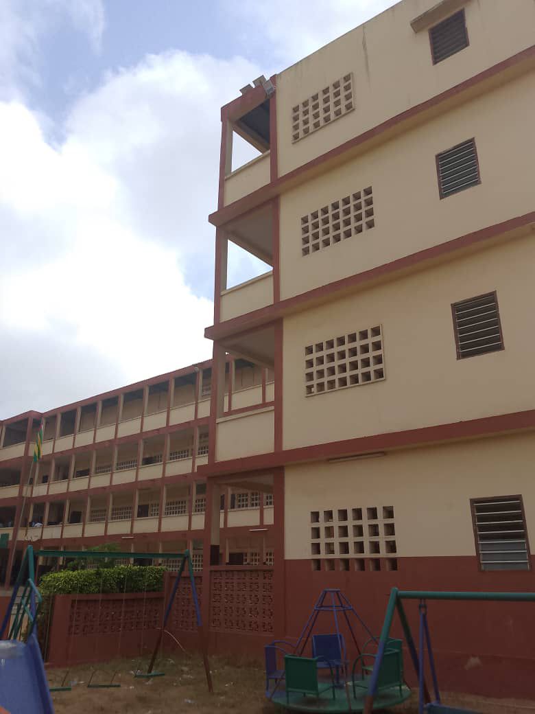 École opérationnelle R+3 en vente à Adidogomé à 200m du goudron – 1,3 milliard FCFA