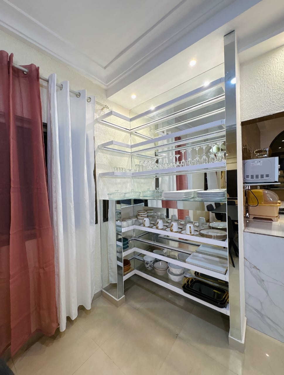 Appartement meublé 3 chambres à louer à Leo 2000 – 700000 FCFA par mois